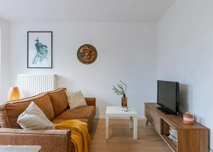 Huswell - Homely Duplex Near Historic City Center & Station