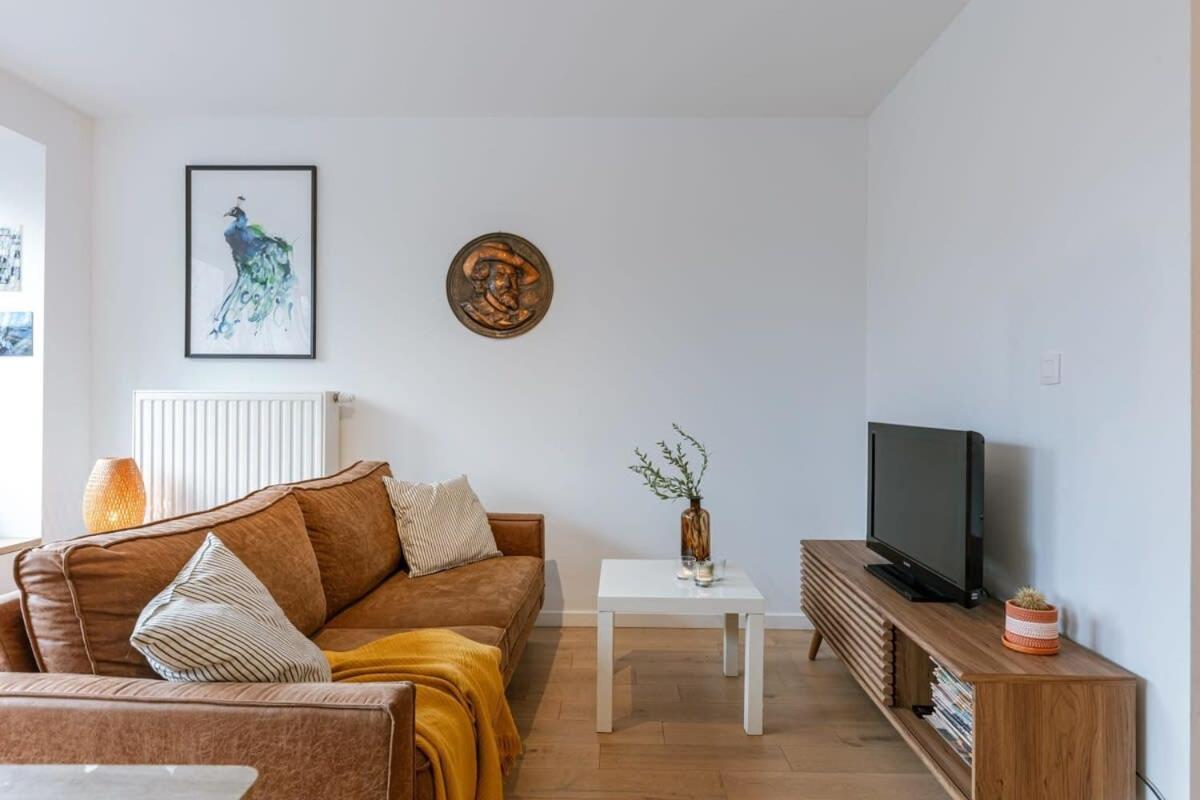 Huswell - Homely Duplex Near Historic Center & Station *